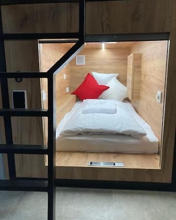 Capsule Hostel Zizkov Tower Prag Dış mekan fotoğraf