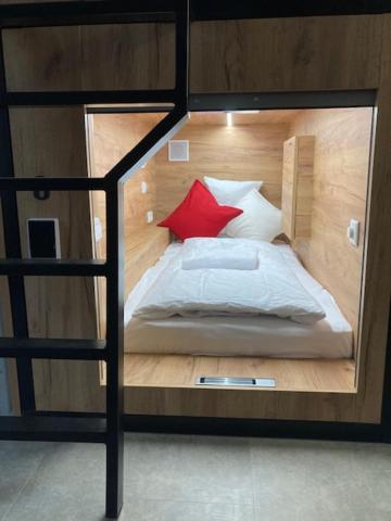 Capsule Hostel Zizkov Tower Prag Dış mekan fotoğraf