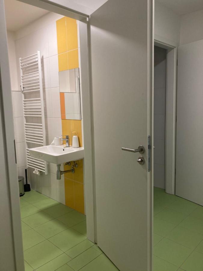 Capsule Hostel Zizkov Tower Prag Dış mekan fotoğraf
