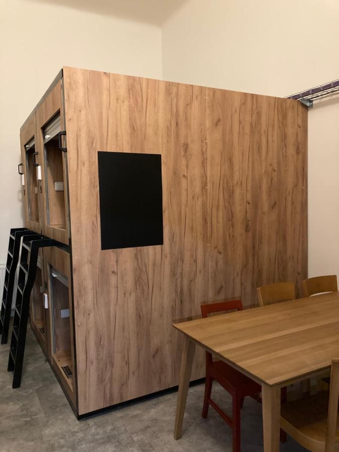 Capsule Hostel Zizkov Tower Prag Dış mekan fotoğraf